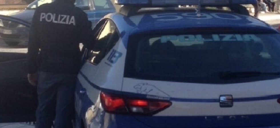 Minacciava ritorsioni fisiche al figlio di 14 anni e mimava di tagliare la gola alla moglie
